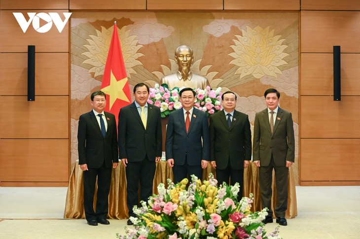 ประธานสภาแห่งชาติให้การต้อนรับประธานคณะกรรมาธิการวิเทศสัมพันธ์ของรัฐสภาลาวและกัมพูชา - ảnh 1