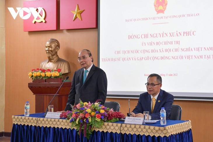 ประธานประเทศเหงวียนซวนฟุกไปเยี่ยมและพูดคุยกับเจ้าหน้าที่ พนักงานสถานทูตและชมรมชาวเวียดนามในประเทศไทย - ảnh 1