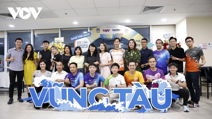 สถานีวิทยุเวียดนามร่วมจัดการแข่งขันวิ่ง OneWay Marathon หวุงเต่าปี 2023 - ảnh 1