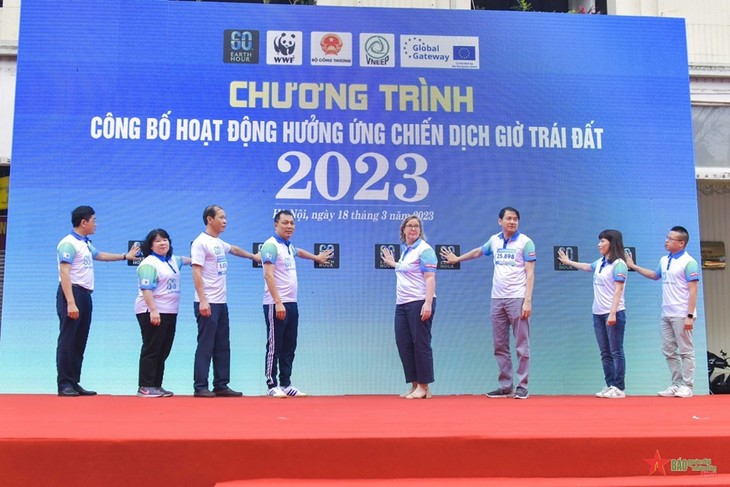 กิจกรรม เอิร์ธอาวเออร์ปี 2023 ส่งเสริมความตระหนักของเยาวชนในการประหยัดไฟ - ảnh 1