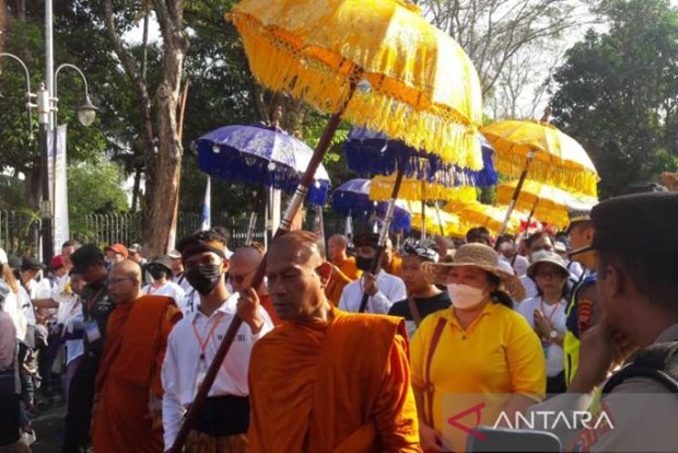 ประธานาธิบดีอินโดนีเซียอวยพรชาวพุทธในวันวิสาขบูชา - ảnh 1