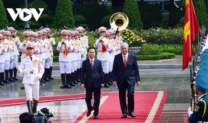 ประธานาธิบดีคาซัคสถานเสร็จสิ้นการเยือนเวียดนามด้วยผลสำเร็จอย่างงดงาม - ảnh 1