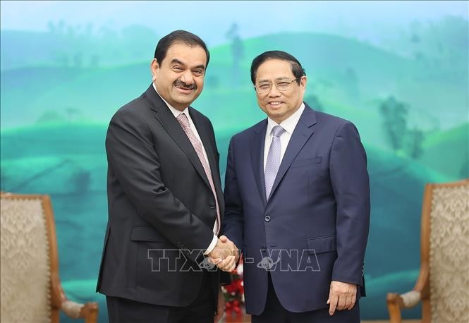 นายกรัฐมนตรี ฝ่ามมิงชิ้งให้การต้อนรับประธานเครือบริษัท Adani ของอินเดีย - ảnh 1