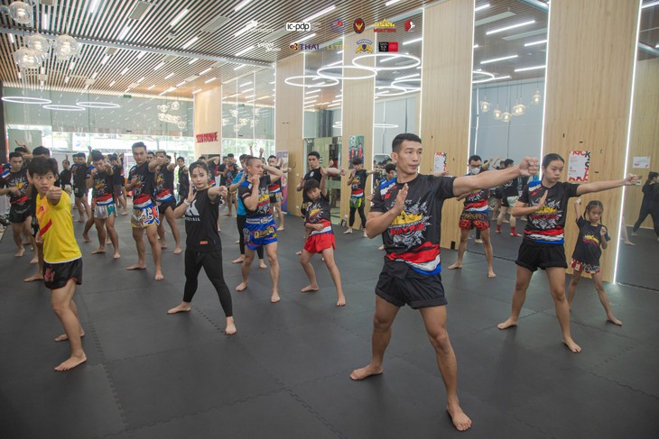 กิจกรรม  International Muay Thai Boran Training Week 2023 สำหรับผู้ฝึกสอนและนักกีฬามวยไทยในกรุงฮานอย - ảnh 6