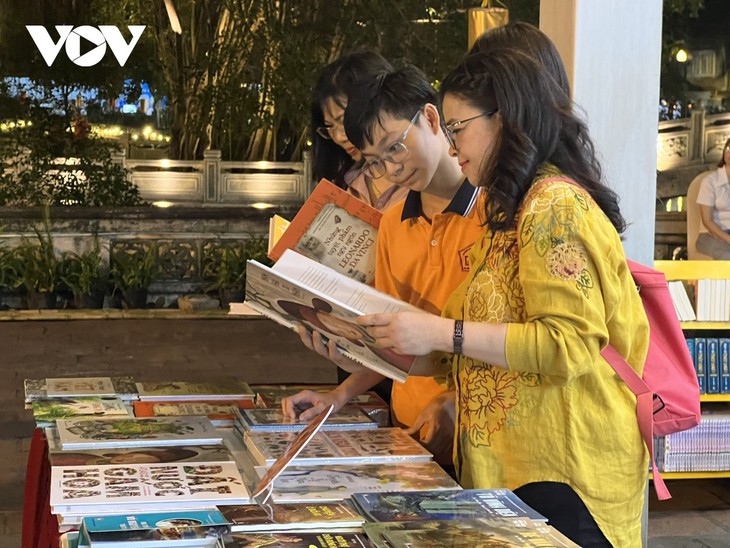 งานวันหนังสือและวัฒนธรรมการอ่านครั้งที่ 3 สะท้อนเอกลักษณ์วัฒนธรรมกรุงฮานอย - ảnh 1