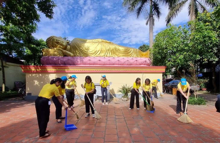 กิจกรรมจิตอาสาและพิธีสงฆ์เฉลิมพระเกียรติพระบาทสมเด็จพระเจ้าอยู่หัว - ảnh 5