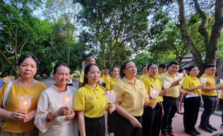 กิจกรรมจิตอาสาและพิธีสงฆ์เฉลิมพระเกียรติพระบาทสมเด็จพระเจ้าอยู่หัว - ảnh 7