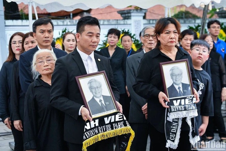 ประชาชนเข้าร่วมพิธีไว้อาลัยท่านเลขาธิการใหญ่พรรค เหงวียนฟู้จ่อง - ảnh 1