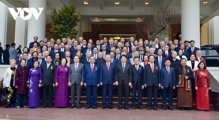 เลขาธิการใหญ่พรรคโตเลิมเป็นประธานการประชุมกับบรรดาผู้นำและอดีตผู้นำพรรคและรัฐ - ảnh 1