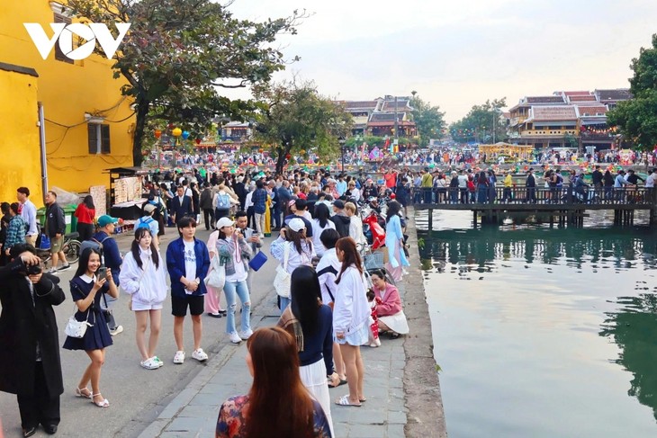 บรรยากาศการท่องเที่ยวในช่วงตรุษเต๊ต - ảnh 1