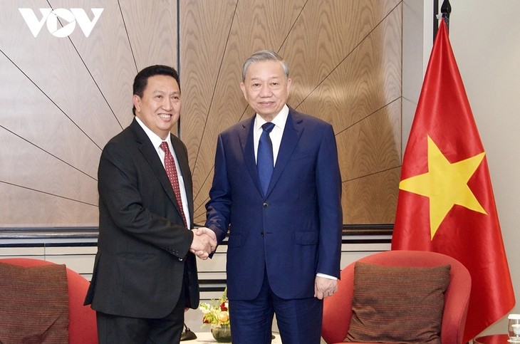 เลขาธิการใหญ่พรรค โตเลิม พบปะกับเครือบริษัทและสถานประกอบการใหญ่ๆของอินโดนีเซีย - ảnh 1