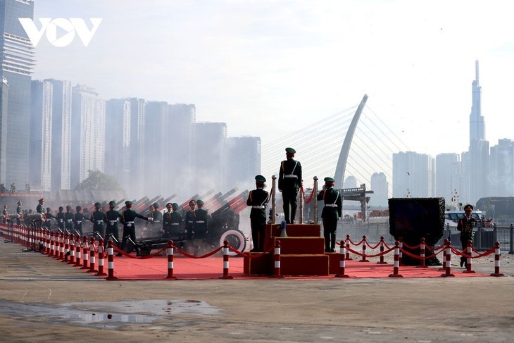 การซ้อมใหญ่ขบวนพาเหรดในนครโฮจิมินห์เพื่องานรำลึกชัยชนะวันที่ 30 เมษายน - ảnh 2