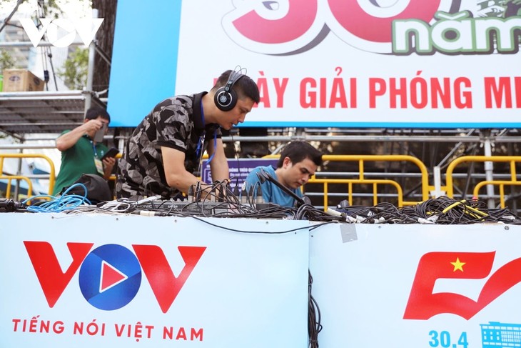 ขบวนพาเหรดในโอกาสครบรอบ 50ปีวันปลดปล่อยภาคใต้ รวมประเทศเป็นเอกภาพ - ảnh 3