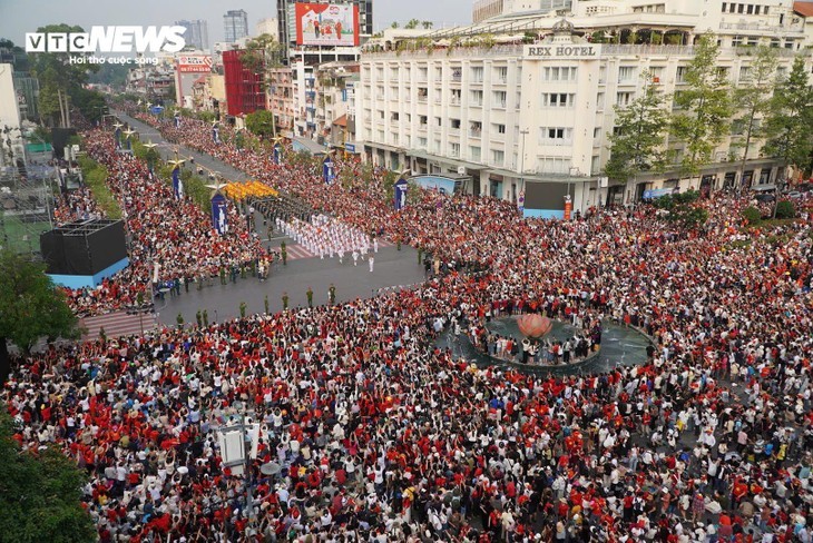 ประชาชนทั่วประเทศมุ่งใจสู่วันงานรวมประเทศเป็นเอกภาพ - ảnh 1