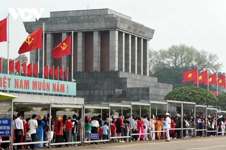 พิธีเคารพธงชาติในวันพิเศษรำลึกครบรอบ50 ปีการรวมประเทศเป็นเอกภาพ - ảnh 3