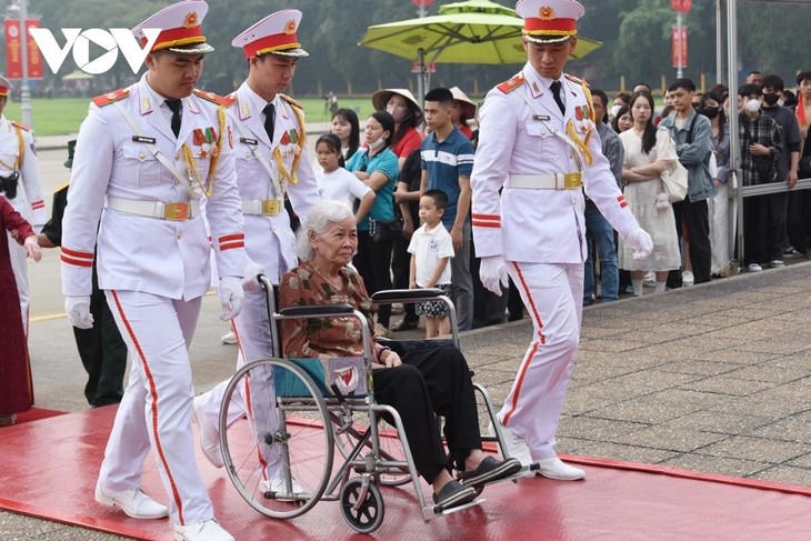 พิธีเคารพธงชาติในวันพิเศษรำลึกครบรอบ50 ปีการรวมประเทศเป็นเอกภาพ - ảnh 2