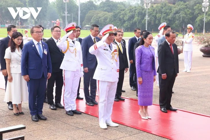 นายกรัฐมนตรีฝ่ามมิงชิ้งเป็นประธานพิธีต้อนรับนางสาว แพทองธาร ชินวัตร นายกรัฐมนตรีไทย - ảnh 11