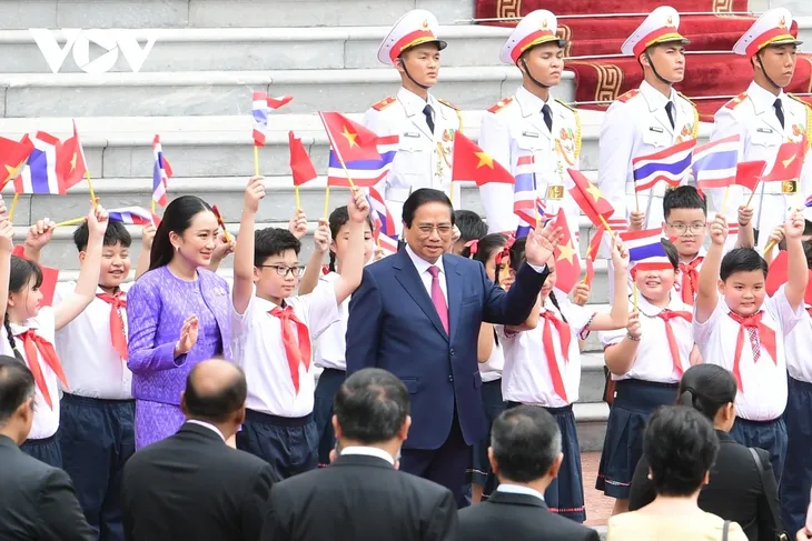 นายกรัฐมนตรีฝ่ามมิงชิ้งเป็นประธานพิธีต้อนรับนางสาว แพทองธาร ชินวัตร นายกรัฐมนตรีไทย - ảnh 5