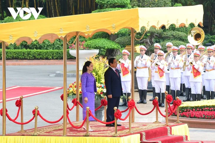 นายกรัฐมนตรีฝ่ามมิงชิ้งเป็นประธานพิธีต้อนรับนางสาว แพทองธาร ชินวัตร นายกรัฐมนตรีไทย - ảnh 6
