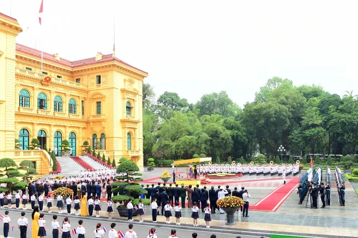 นายกรัฐมนตรีฝ่ามมิงชิ้งเป็นประธานพิธีต้อนรับนางสาว แพทองธาร ชินวัตร นายกรัฐมนตรีไทย - ảnh 8