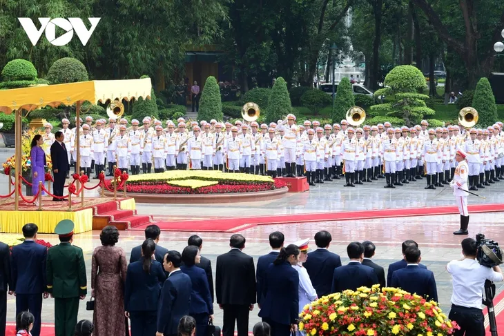 นายกรัฐมนตรีฝ่ามมิงชิ้งเป็นประธานพิธีต้อนรับนางสาว แพทองธาร ชินวัตร นายกรัฐมนตรีไทย - ảnh 7