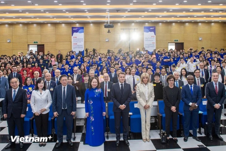  ประธานาธิบดีฝรั่งเศสเสร็จสิ้นการเยือนเวียดนามอย่างเป็นทางการ - ảnh 3