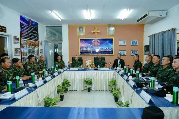 ไทยและกัมพูชาเห็นพ้องเจรจาเพื่อแก้ไขการปะทะในเขตชายแดน  - ảnh 1