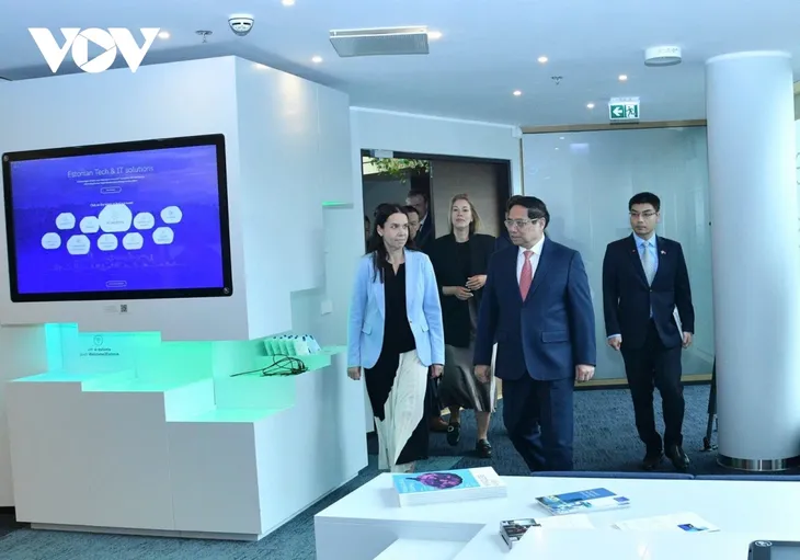 นายกรัฐมนตรีฝ่ามมิงชิ้งเยือนศูนย์ e-Estonia - ảnh 1