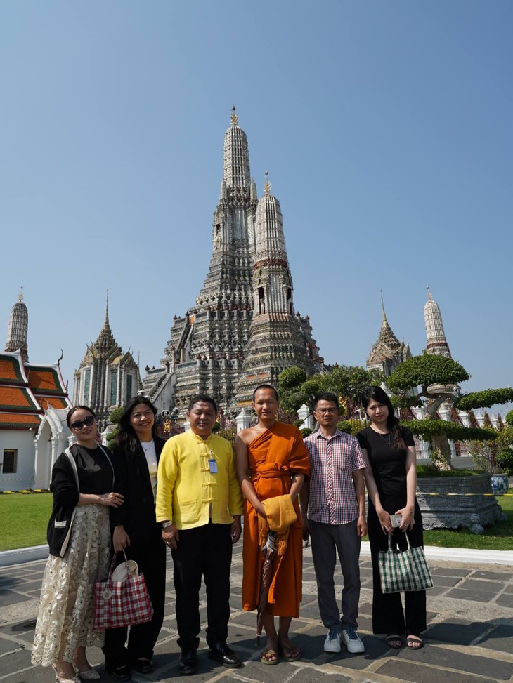 วัดอรุณราชวราราม สัญลักษณ์แห่งสถาปัตยกรรมและการท่องเที่ยวของประเทศไทย - ảnh 5