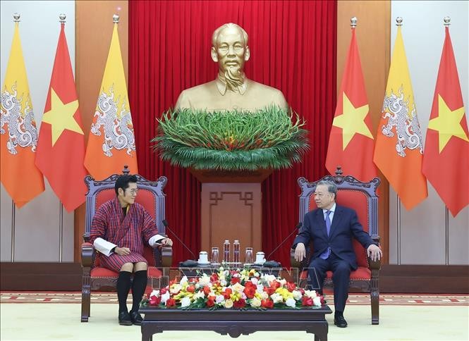 เลขาธิการใหญ่พรรคโตเลิมให้การต้อนรับสมเด็จพระราชาธิบดีจิกมี เคเซอร์ นัมเกล วังชุกแห่งภูฏาน - ảnh 1