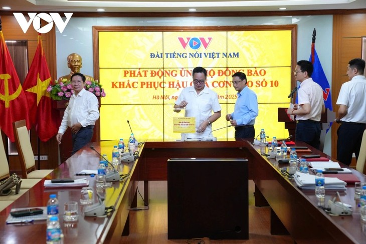 สถานีวิทยุเวียดนามจัดกิจกรรมเรี่ยไรเงินเพื่อช่วยเหลือประชาชนในพื้นที่ที่ได้รับผลกระทบจากพายุบัวลอย - ảnh 2