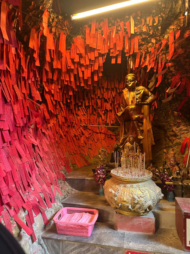 ศาลเจ้าพ่อเขาใหญ่ แหล่งที่ยึดเหนี่ยวทางจิตใจและเชื่อมโยงวัฒนธรรมบนเกาะสีชัง - ảnh 6