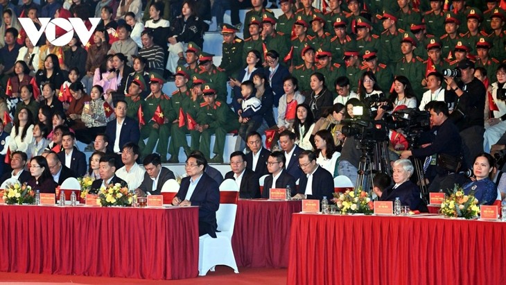 นายกรัฐมนตรีฝ่ามมิงชิ้งเรียกร้องให้สถานประกอบการและประชาชนช่วยเหลือผู้ประสบอุทกภัยในภาคกลาง - ảnh 2