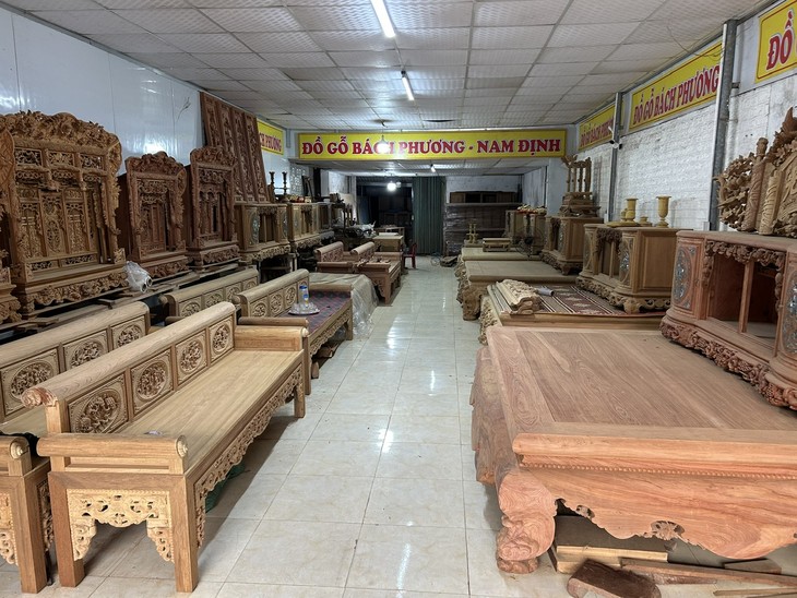 หมู่บ้านลาเซวียนมุ่งมั่นอนุรักษ์และพัฒนาอาชีพแกะสลักไม้พื้นเมือง - ảnh 2