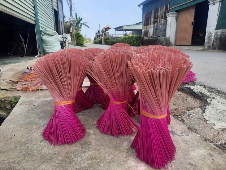 หมู่บ้านทำธูปบ๊าวเอินในช่วงใกล้ตรุษเต๊ต - ảnh 1