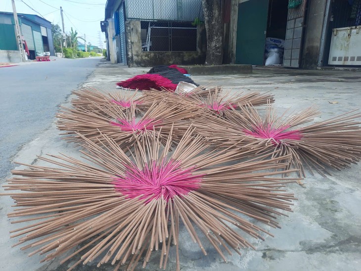 หมู่บ้านทำธูปบ๊าวเอินในช่วงใกล้ตรุษเต๊ต - ảnh 2