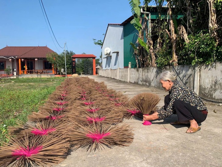 หมู่บ้านทำธูปบ๊าวเอินในช่วงใกล้ตรุษเต๊ต - ảnh 3