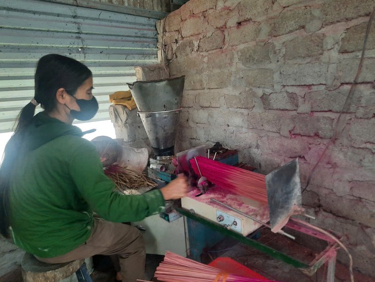 หมู่บ้านทำธูปบ๊าวเอินในช่วงใกล้ตรุษเต๊ต - ảnh 4